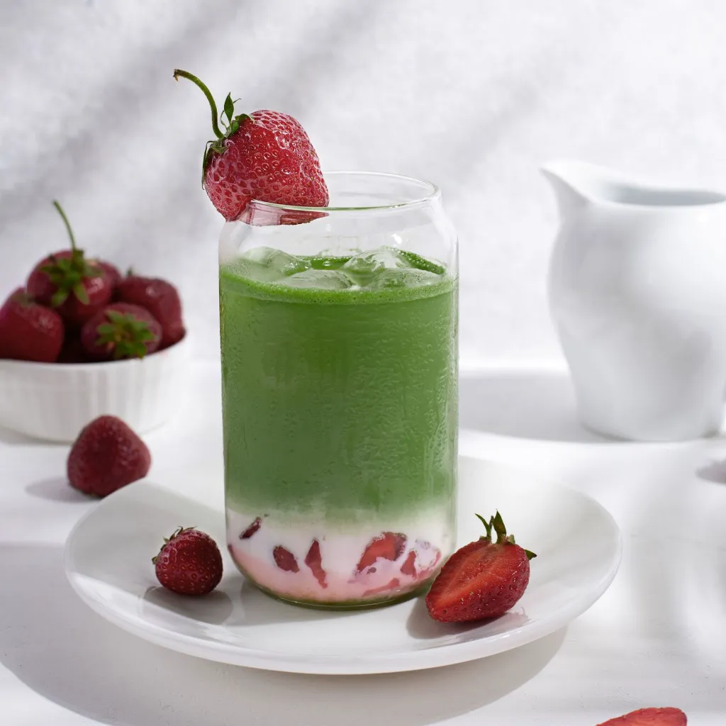 erdbeer-matcha-glas.webp